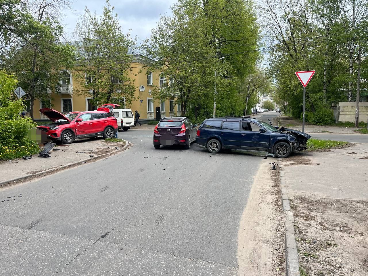 Один человек пострадал в ДТП на перекрестке в Твери | 14.05.2024 | Тверь -  БезФормата