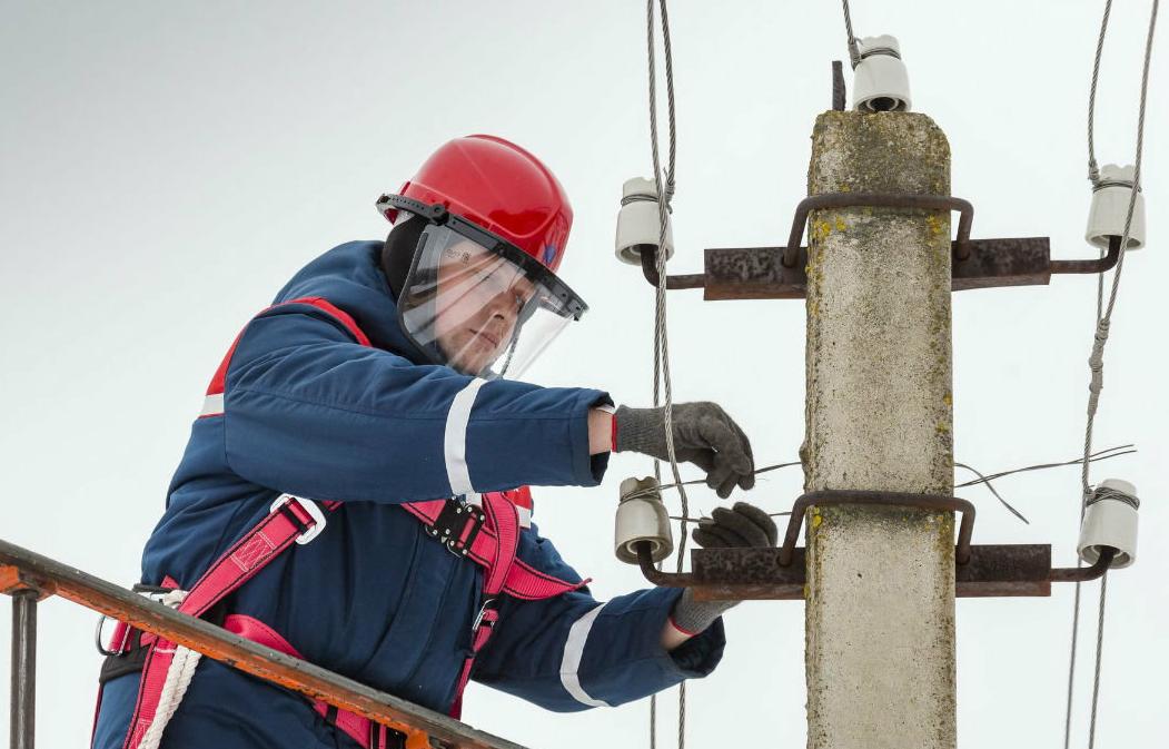 Энергетики продолжают восстанавливать после урагана электроснабжение потребителей Тверской области