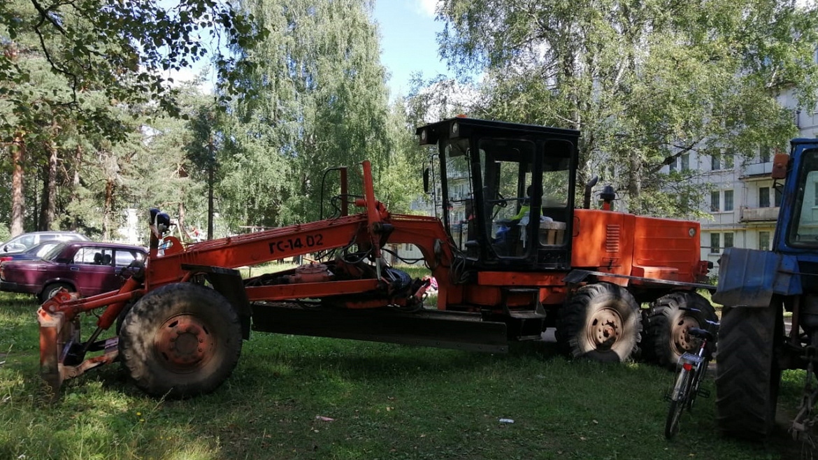 Житель Тверской области приехал к себе домой на угнанном автогрейдере