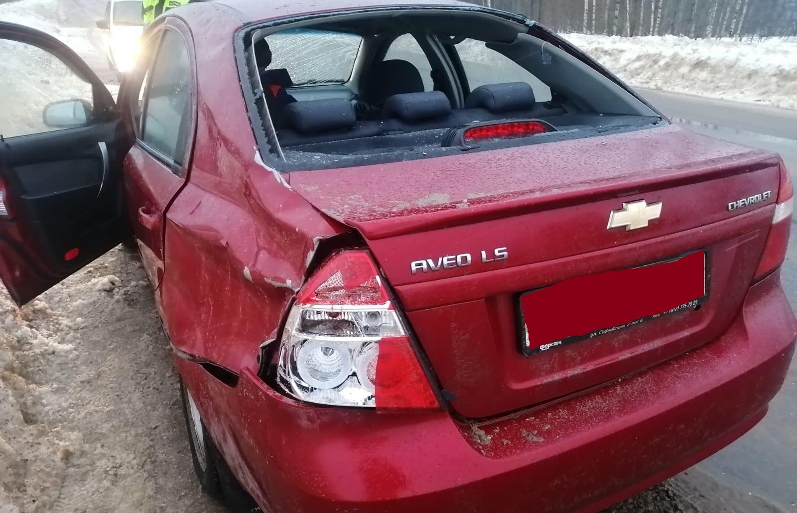 Под Сонково автомобиль протаранил гору снега: пострадал человек