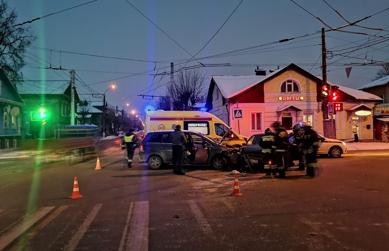 Два человека пострадали в серьезном ДТП в Твери 
