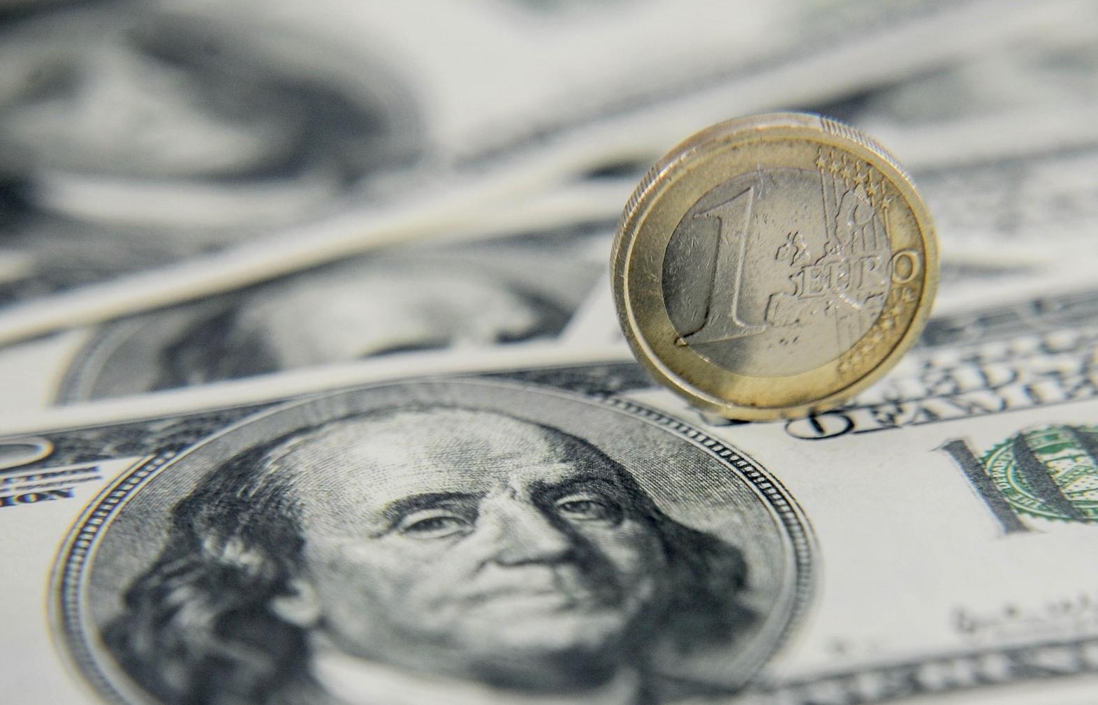 Доллар уже за 80 - не пора ли покупать валюту?