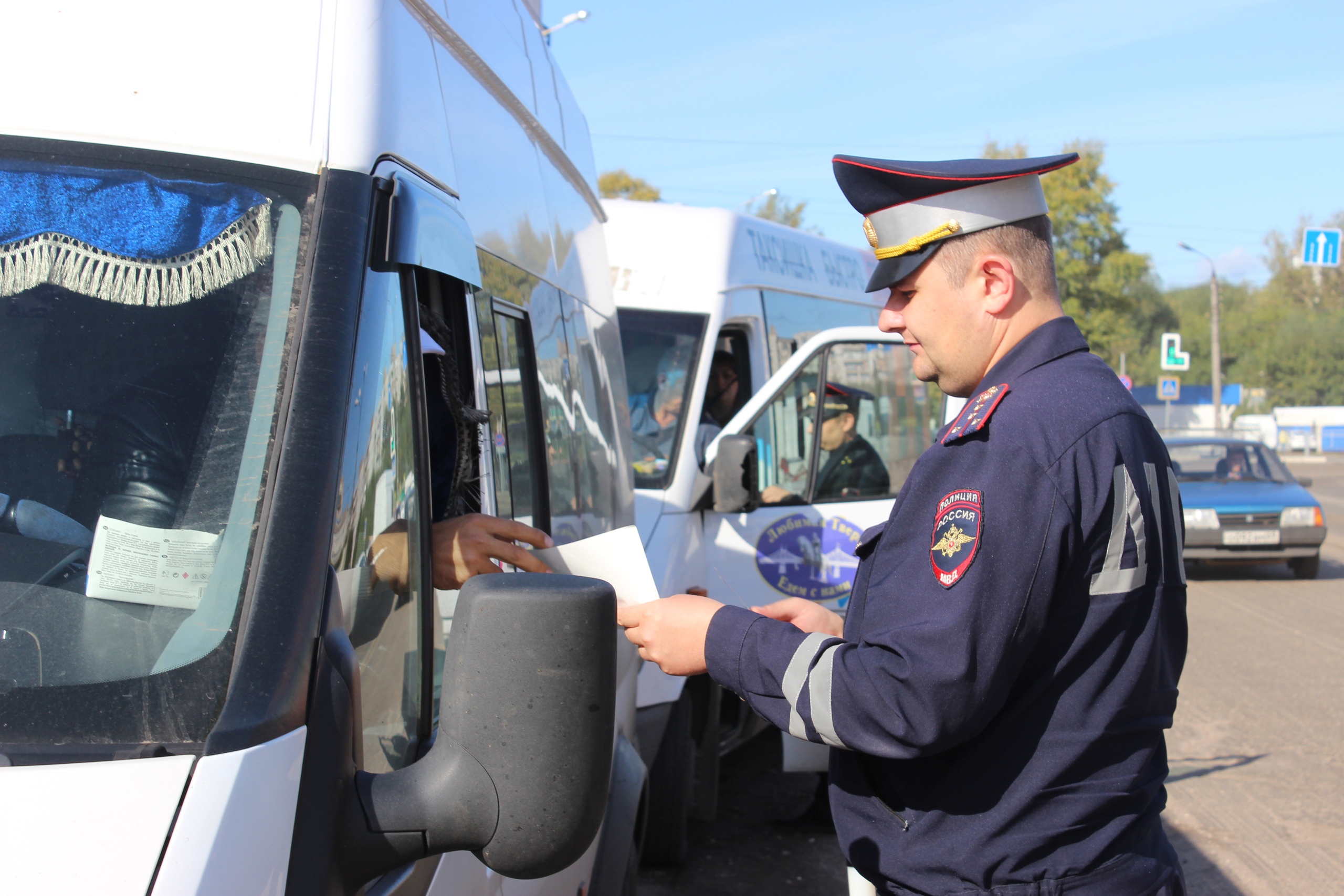 На дорогах Тверской области автоинспекторы проверили пассажирские автобусы