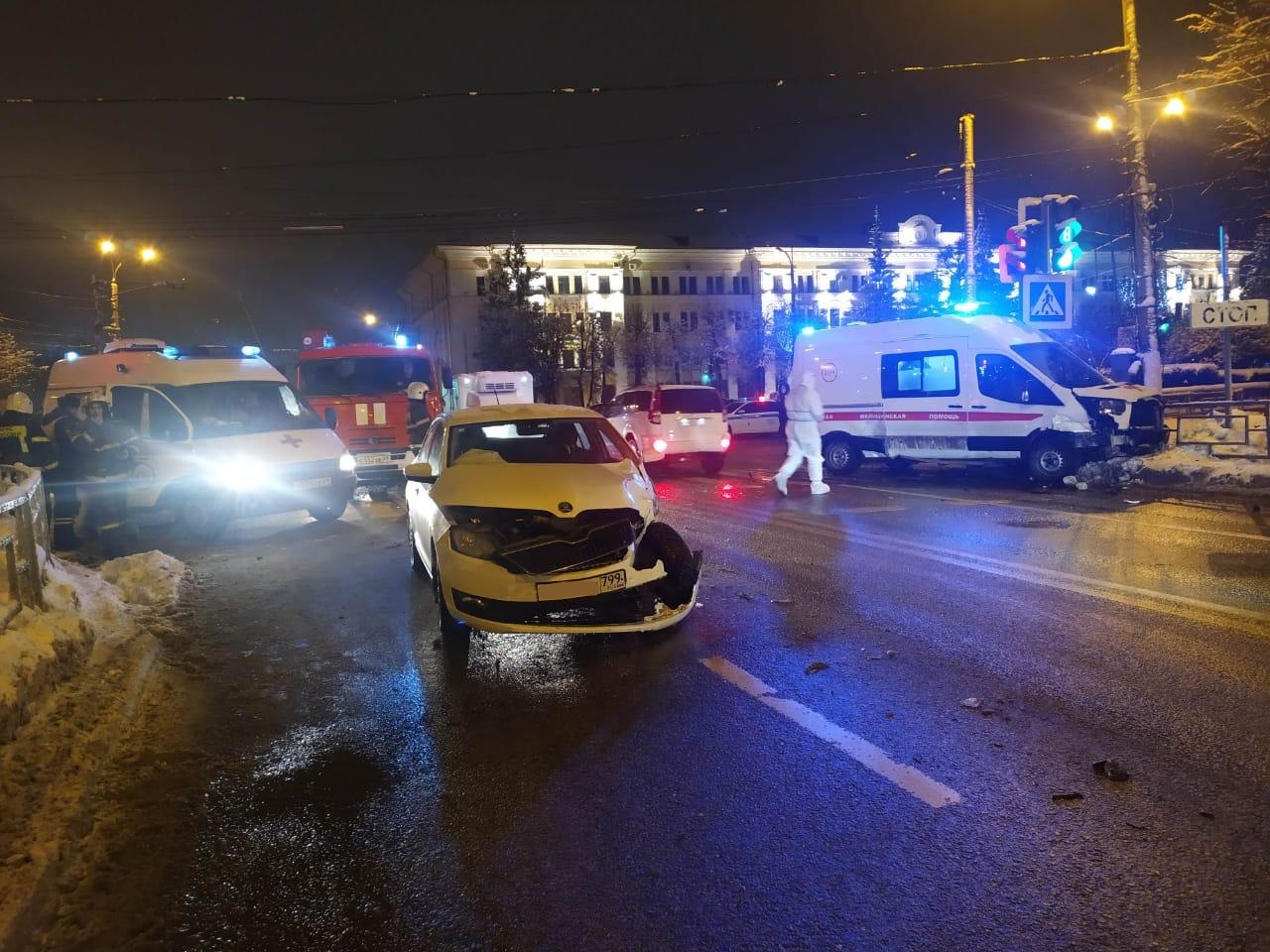 В Твери произошло ДТП с машиной скорой помощи