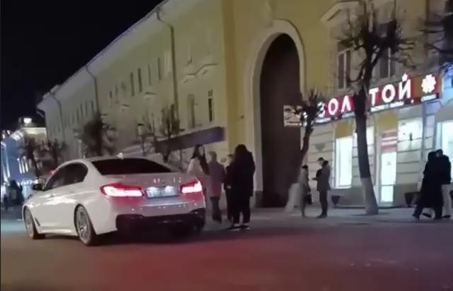 В Твери оштрафовали водителя, который катался по Трехсвятской улице
