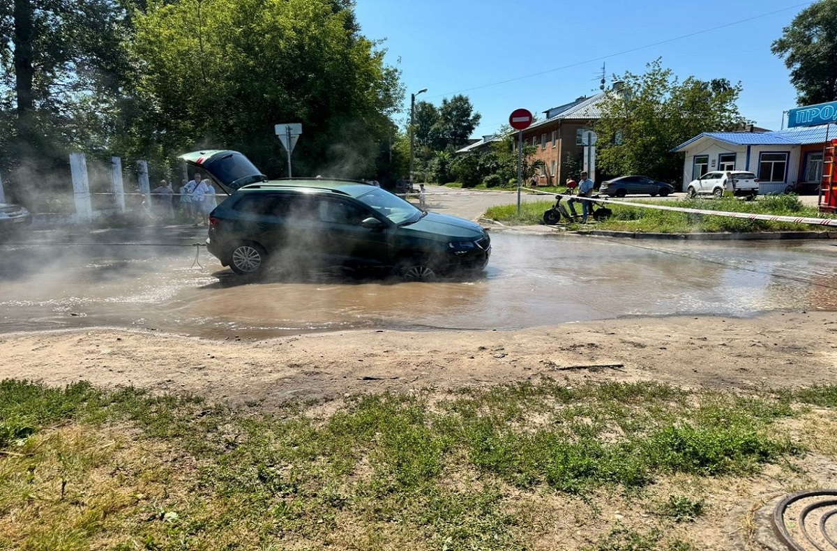 СК устанавливает обстоятельства ЧП на улице Арсения Степанова в Твери, где в яму угодил автомобиль
