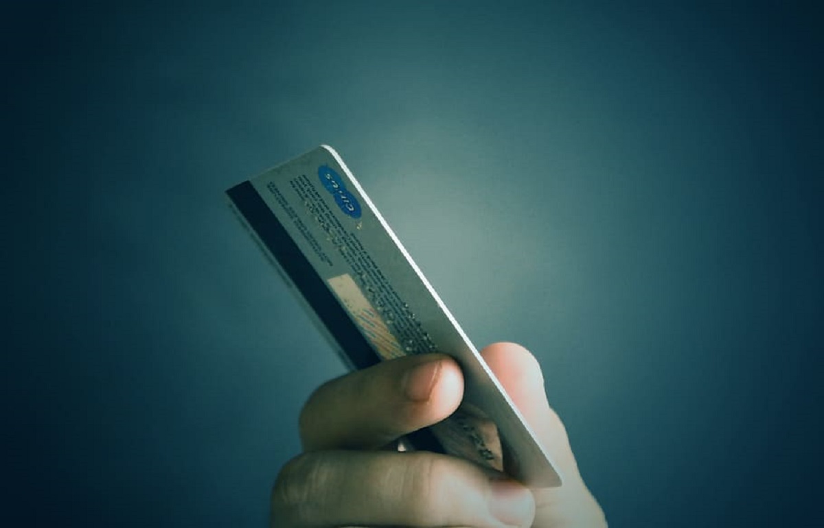 Житель Нелидово за два дня 130 раз использовал чужую банковскую карту, оплачивая такси и покупки в магазинах