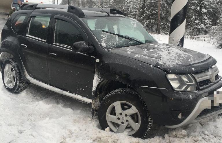 На М10 в Тверской области водитель врезался в фонарный столб