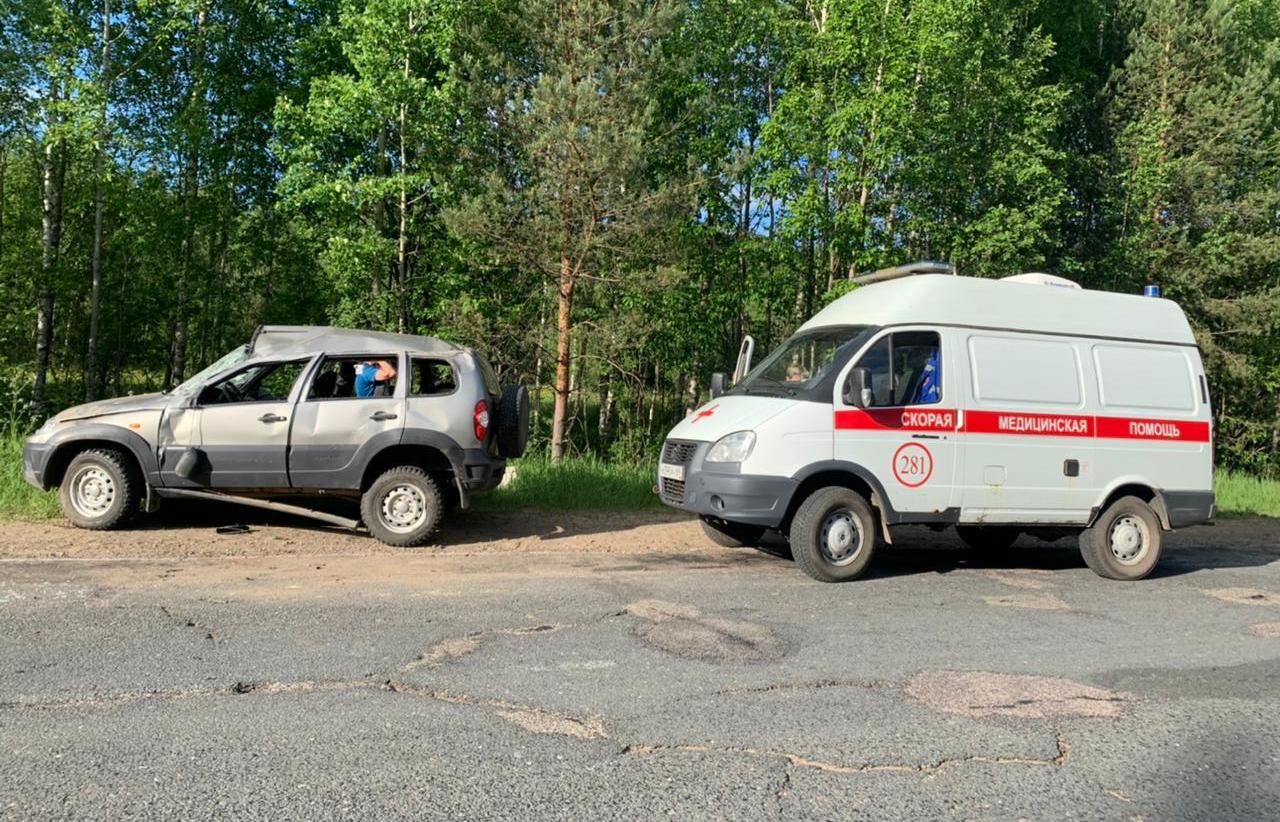 На «Золотом кольце» в Тверской области опрокинулась Chevrolet Niva — есть пострадавшие