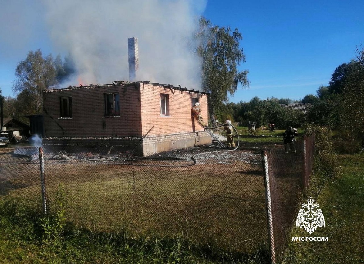 В Удомельском районе огнеборцы вместе с добровольной командой тушили дом