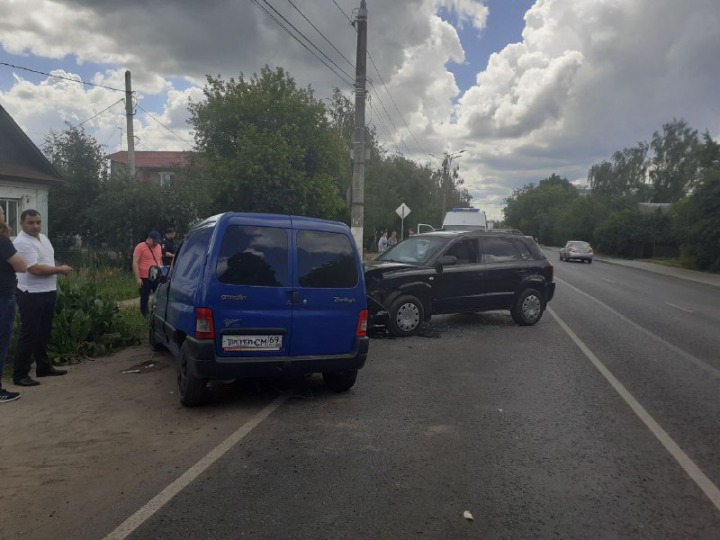 Два человека попали в больницу после ДТП на Бурашевском шоссе в Твери - новости Афанасий