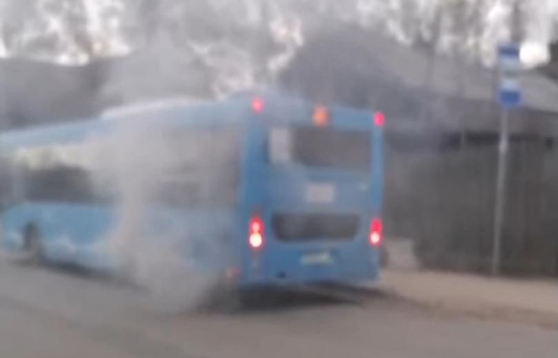 В Твери задымился пассажирский автобус: видео