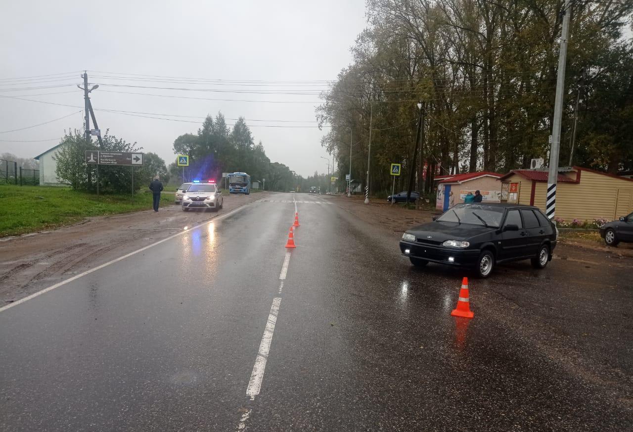 В Тверской области водитель «четырнадцатой» сбил на пешеходном переходе подростка и девочку