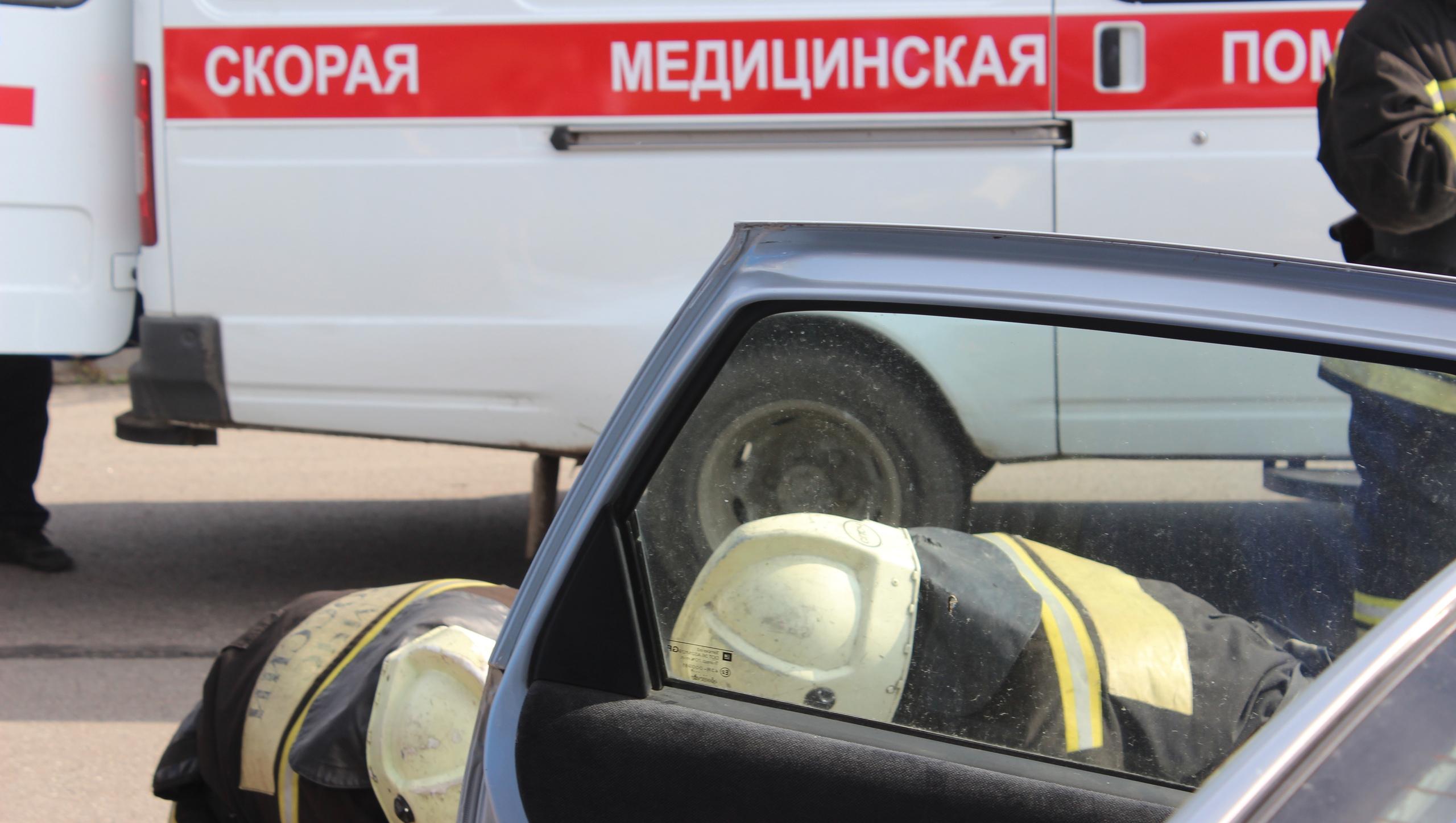 Спасатели деблокировали из разбитого автомобиля пострадавшего в ДТП на трассе М10 в Тверской области