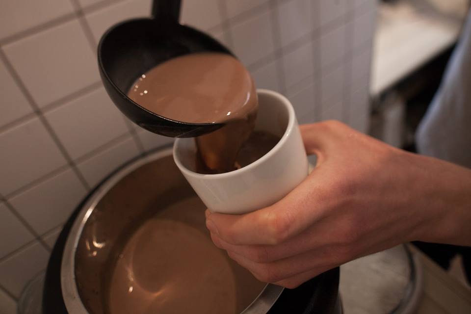 какао в граммах. какао в столовой. чашка какао. стаканы для столовой. кофейный напиток с молоком.