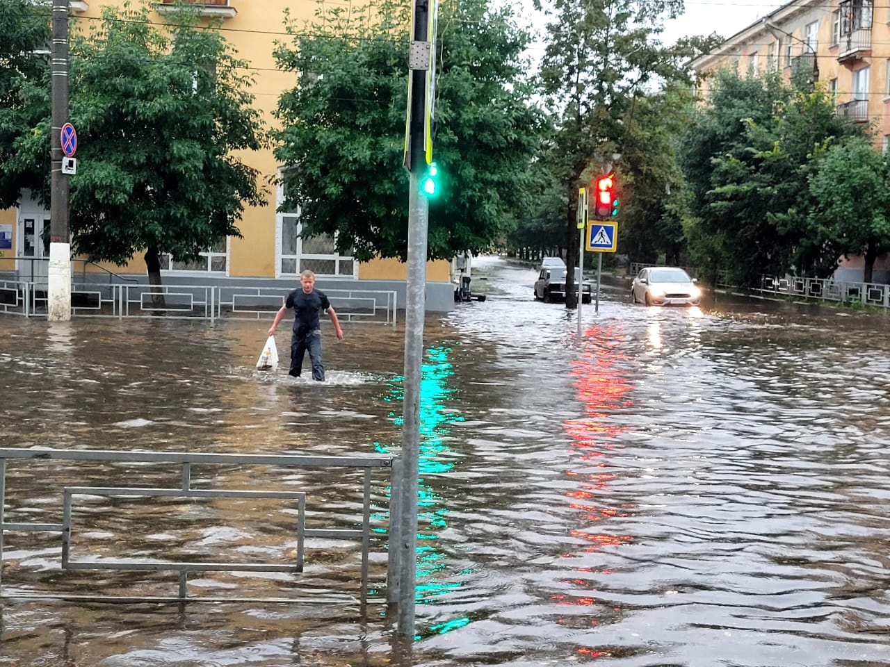 Дождь 7 июля. Затопленный проспект Победы Тверь. Потоп на Трехсвятской Тверь. Подтопило Тверь. Дождь в городе.