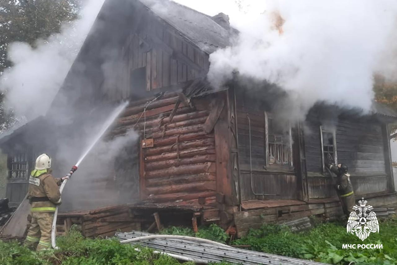 Жилой дом тушили в поселке Оленино