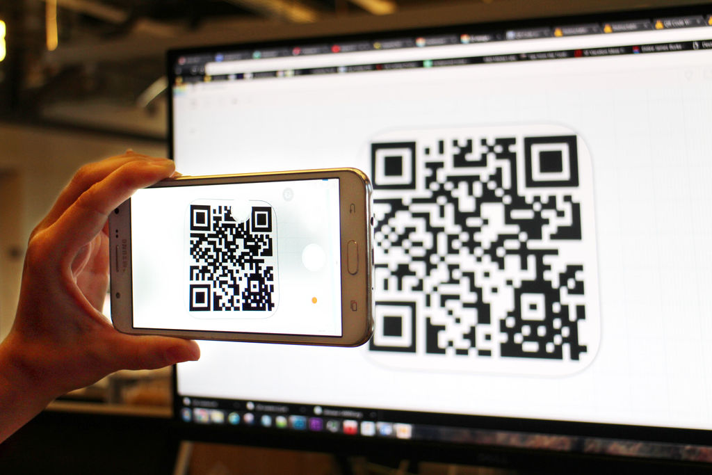 ВТБ сообщил о переходе на российские технологии для распознавания QR-кодов и банковских карт 