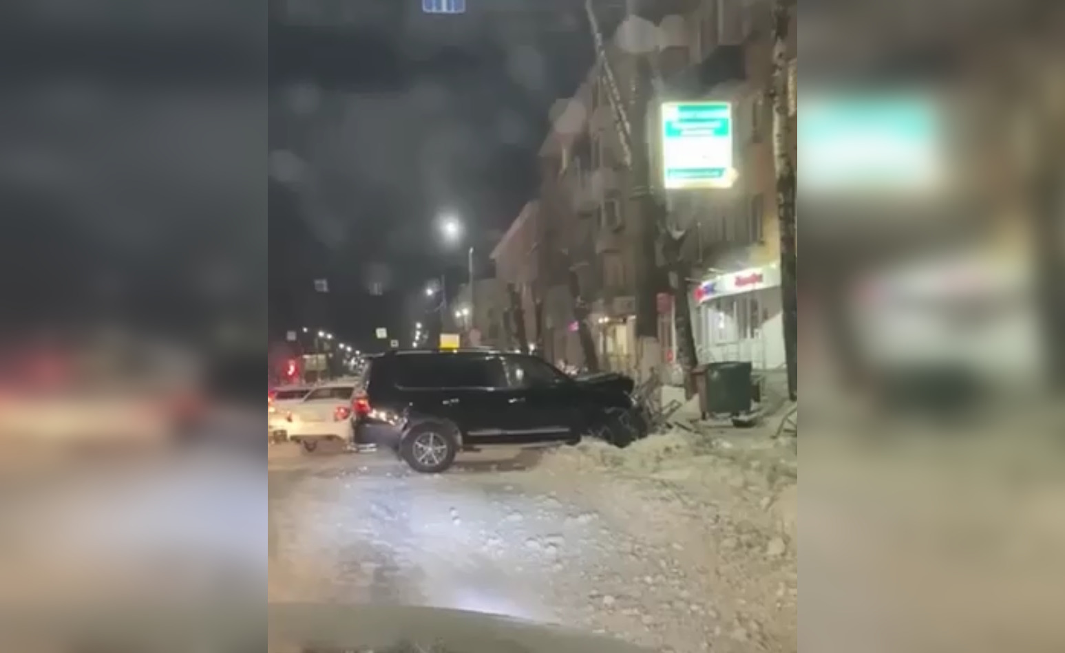 Автомобиль врезался в дорожное ограждение на Волоколамском проспекте в Твери 