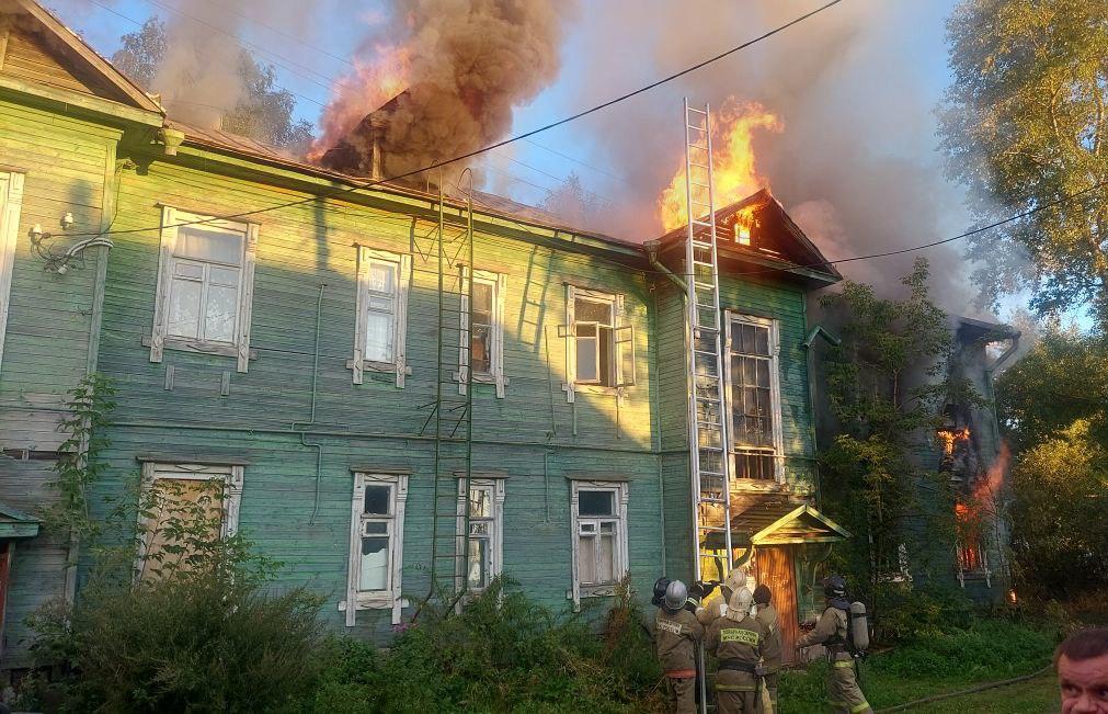 Больше четырех часов пожарные тушили в Торжке полыхающий расселенный дом