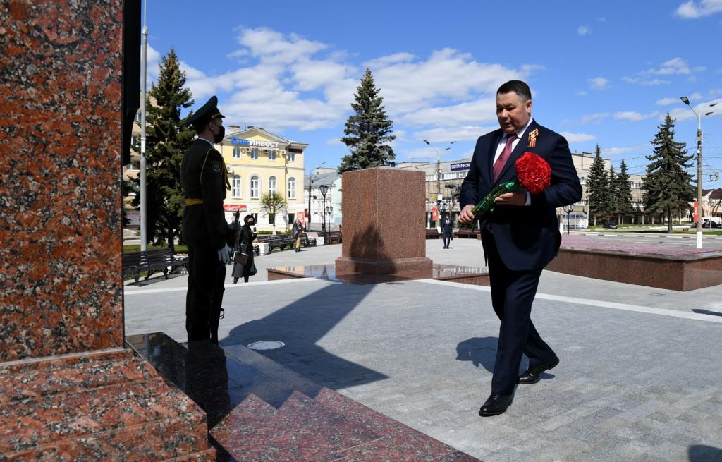 Игорь Руденя возложил цветы к стеле «Город воинской славы» в Твери
