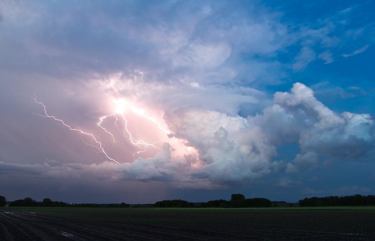 гроза. вечером пройдет майский дождь и прогремит гроза. вечером пройдет майский дождь и прогремит гроза. гроза 8к. вечером пройдет майский дождь и прогремит гроза.