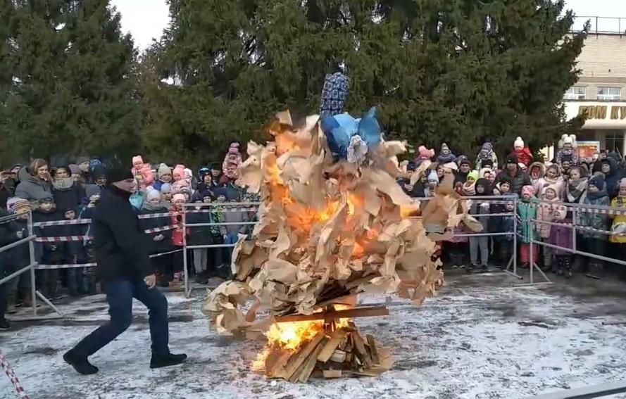 В Тверской области взорвали чучело Масленицы