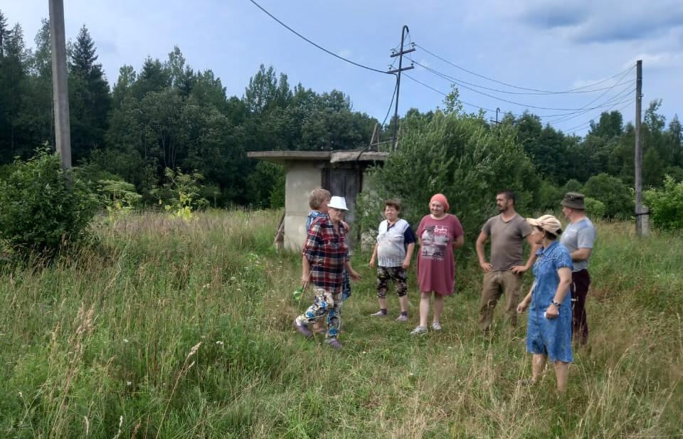 Жители села в Бологовском округе Тверской области обороняют скважину от энергетиков