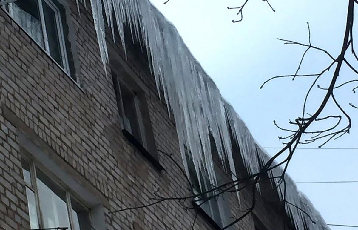 Жители Кимр Тверской области жалуются на опасные сосульки на крыше дома