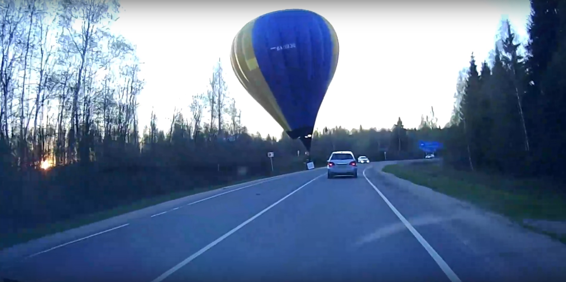 Воздушный шар на дороге. Дорога и шар. Воздушный шар приземлился. Шары на дороге. Воздушный шар в Тверской области.