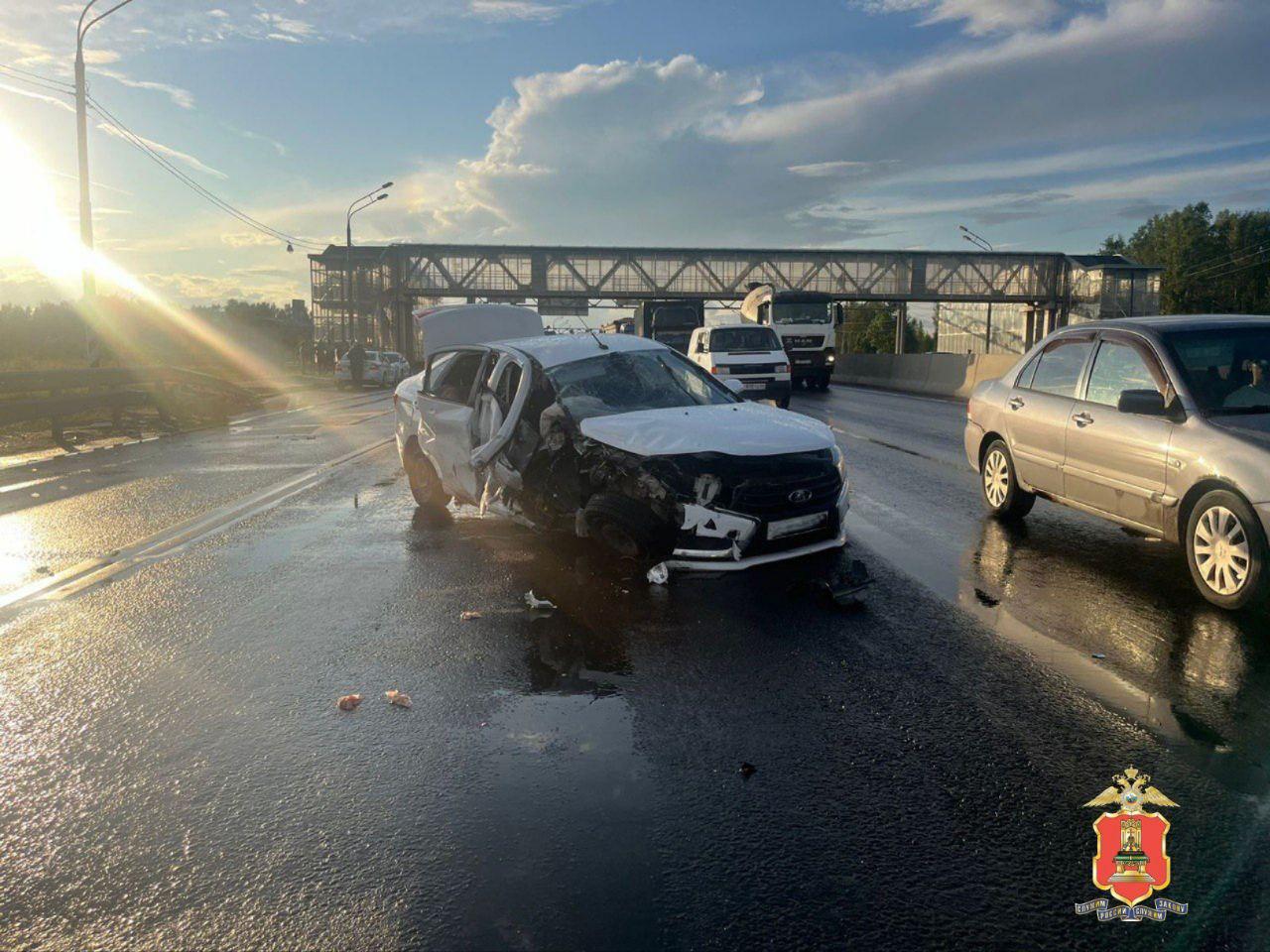 На окружной под Тверью в ДТП на мокрой дороге один человек погиб, двое получили травмы