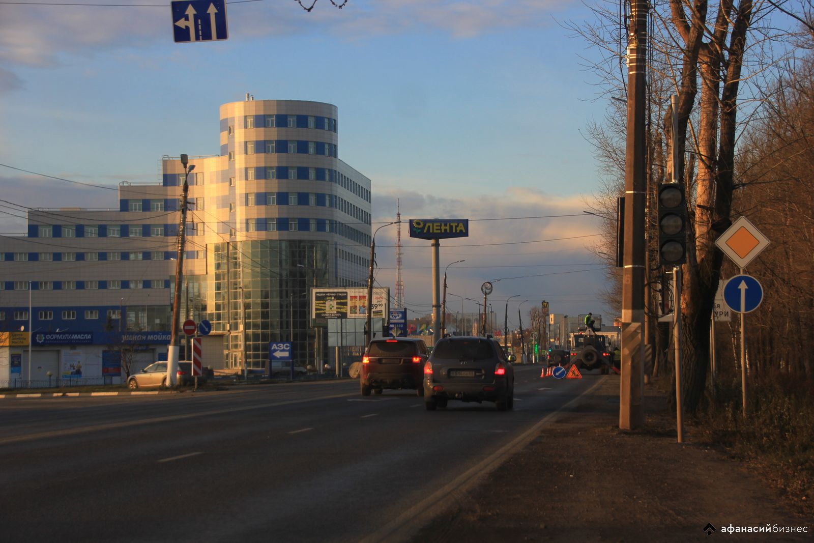 В Твери устанавливают новый светофор на Московском шоссе