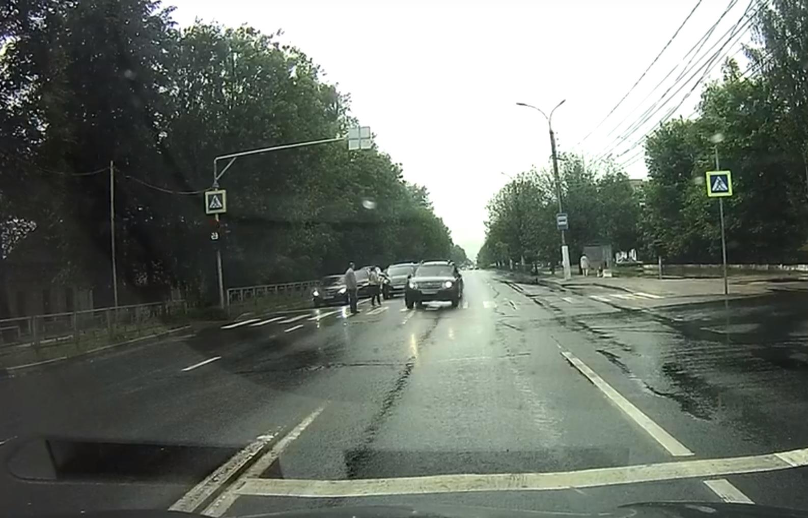 В Твери обгонщик чуть не сбил людей на «зебре» – Новости Твери и городов  Тверской области сегодня - Afanasy.biz – Тверские новости. Новости Твери.  Тверь новости. Новости. Новости сегодня. Новости Твери сегодня.