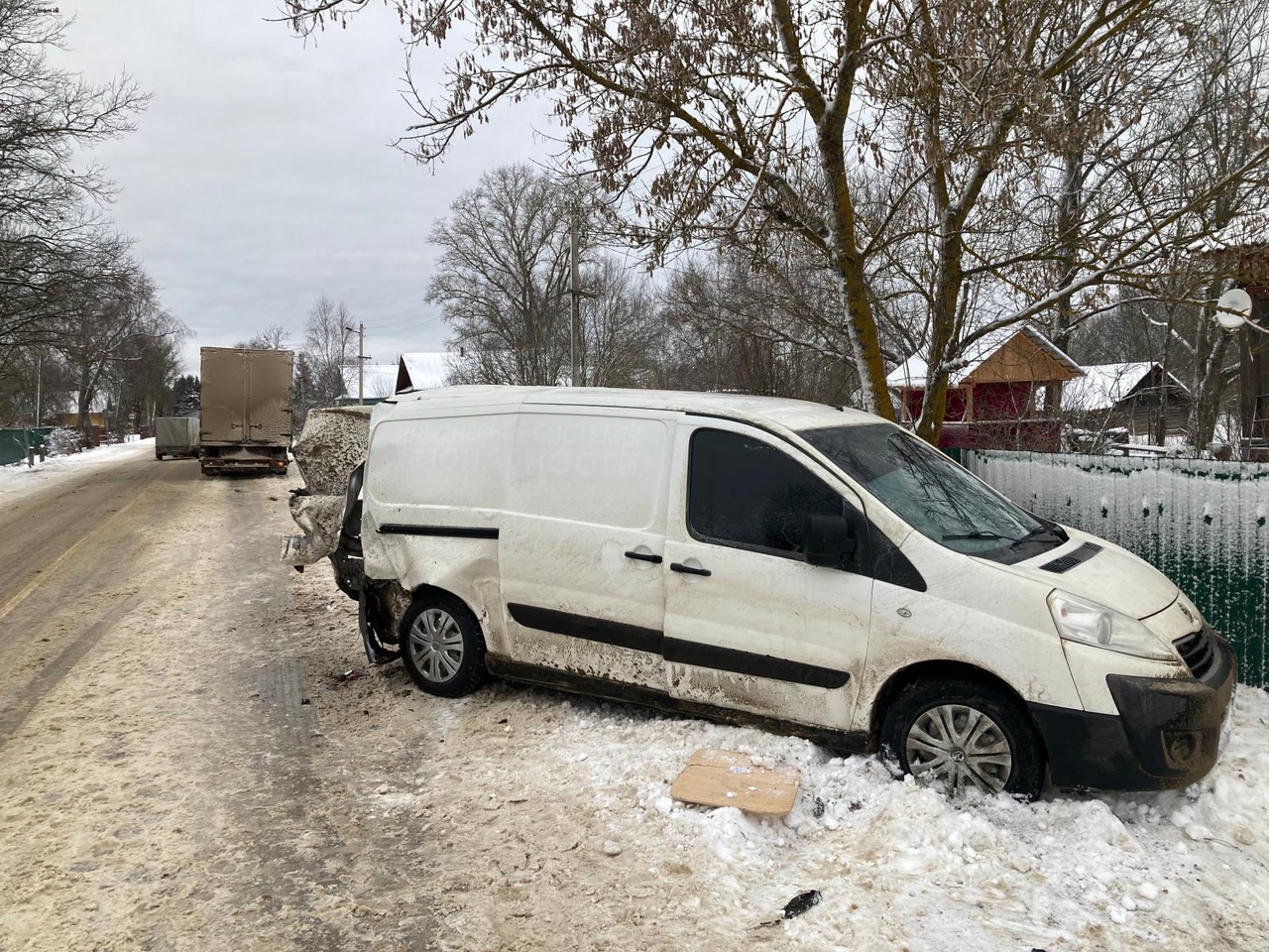 В Тверской области водитель легковушки попал под грузовик, выйдя из сломавшейся на дороге машины