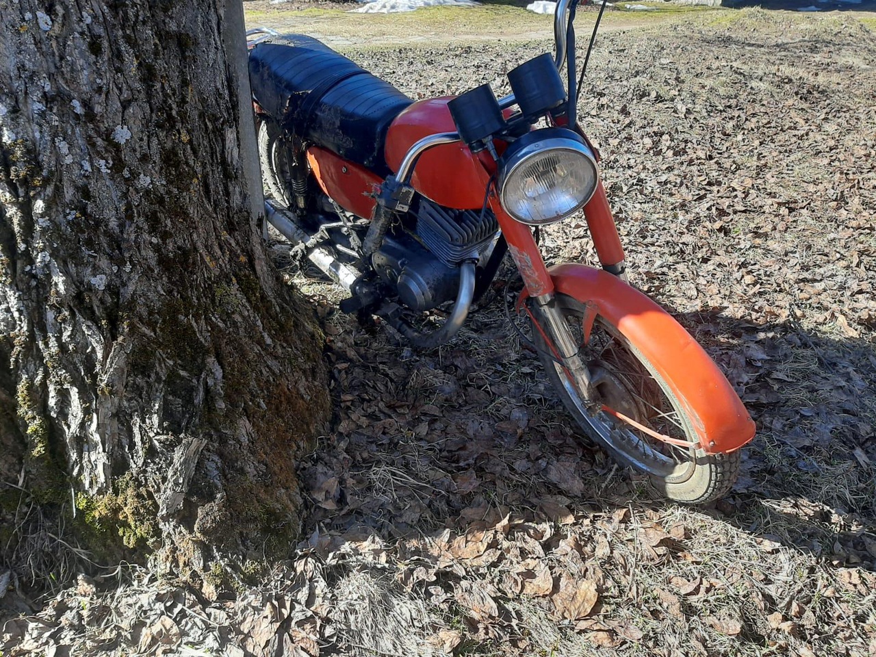 В Тверской области 18-летний мотоциклист из-за яркого солнца врезался в попутный внедорожник