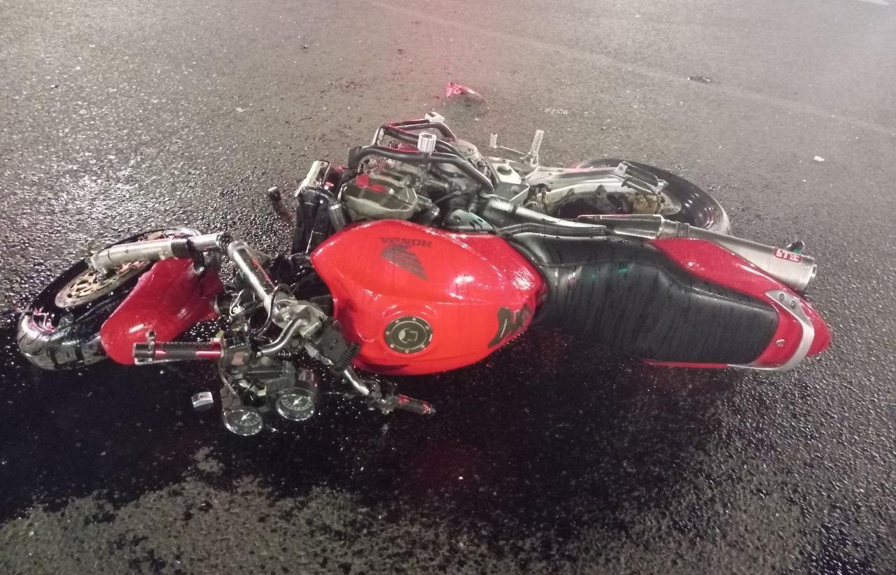 В Твери на светофоре столкнулись BMW и мотоцикл: пострадали двое
