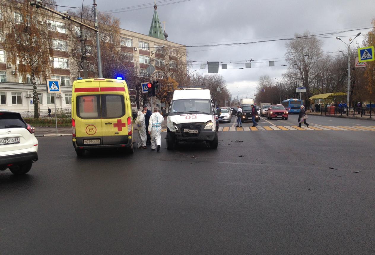 Водитель и два фельдшера «скорой» пострадали в ДТП с легковушкой в Твери