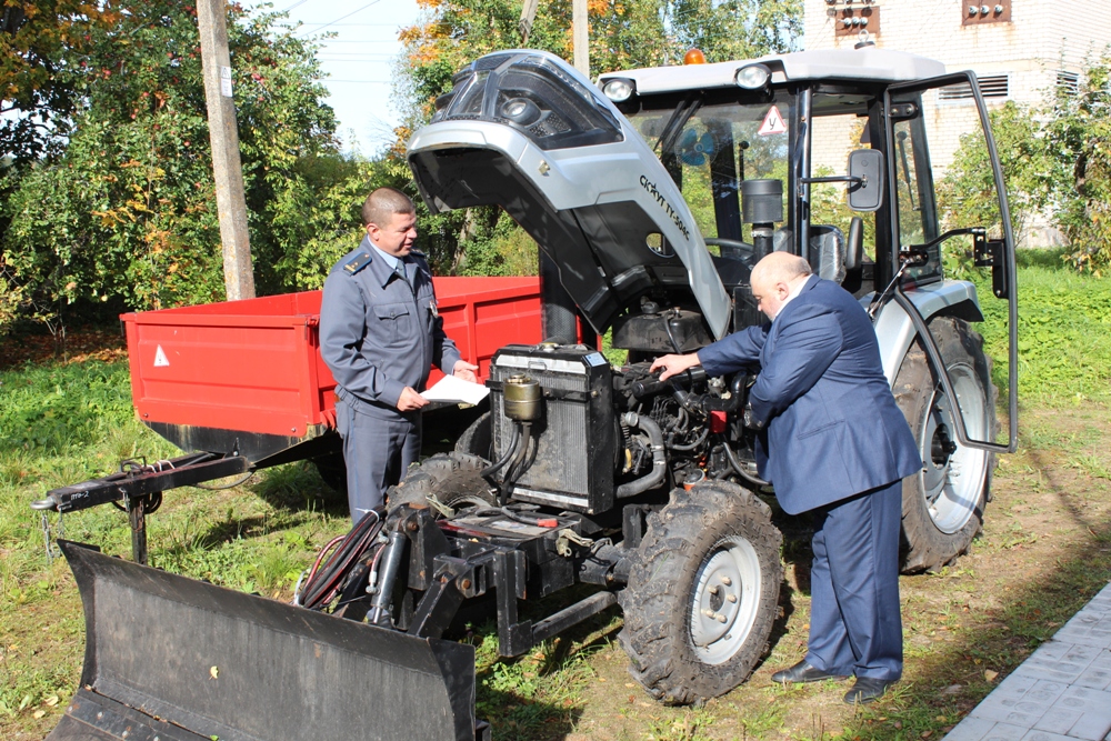 Сельской школе в Тверской области купили трактор для обучения детей 