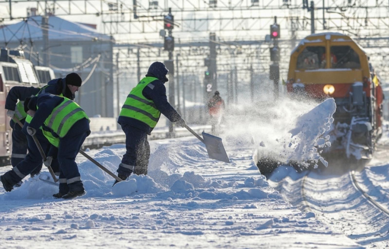 В снегопад железную дорогу в Тверской области будут убирать 20 спецмашин