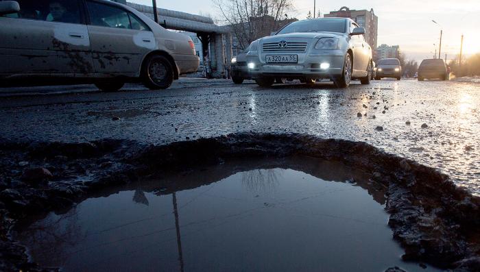 В Тверской области чиновников оштрафовали за яму, в которую провалился пикап 