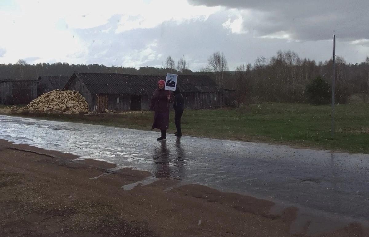 В деревне в Тверской области бабушка с внуком вдвоем провели шествие «Бессмертного полка» - новости Афанасий