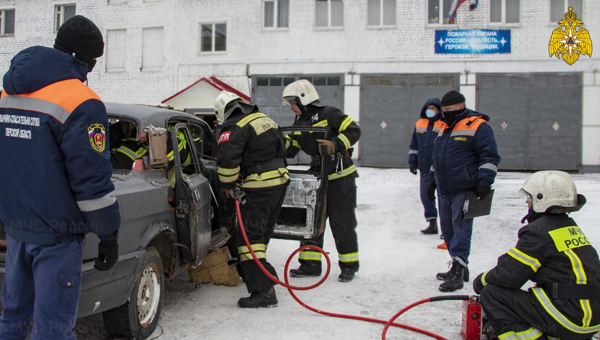 Сотрудники МЧС в Тверской области соревновались в умении спасать людей в случае ДТП