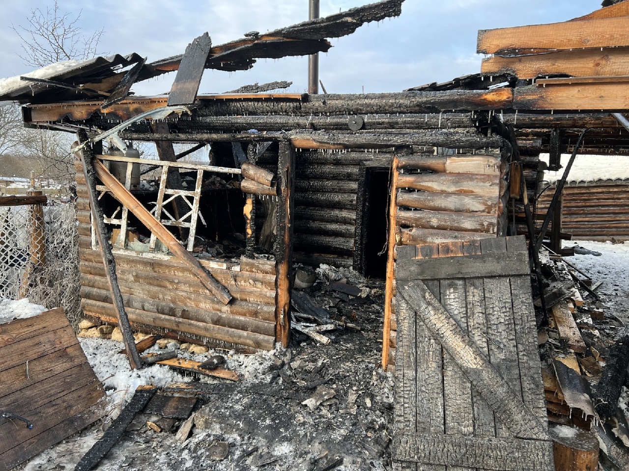В сгоревшей бане в деревне Тверской области нашли тело молодой женщины - новости Афанасий