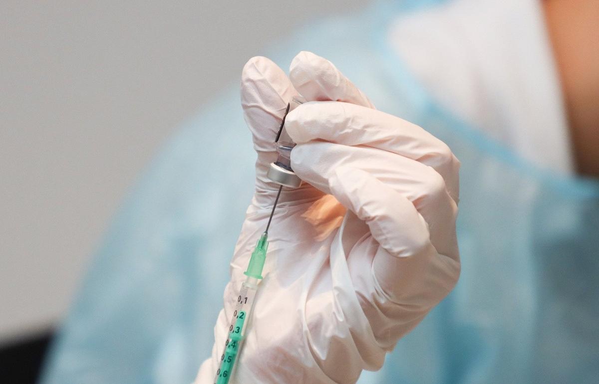 Россияне вдвое чаще стали делать прививки от коронавируса в частных клиниках