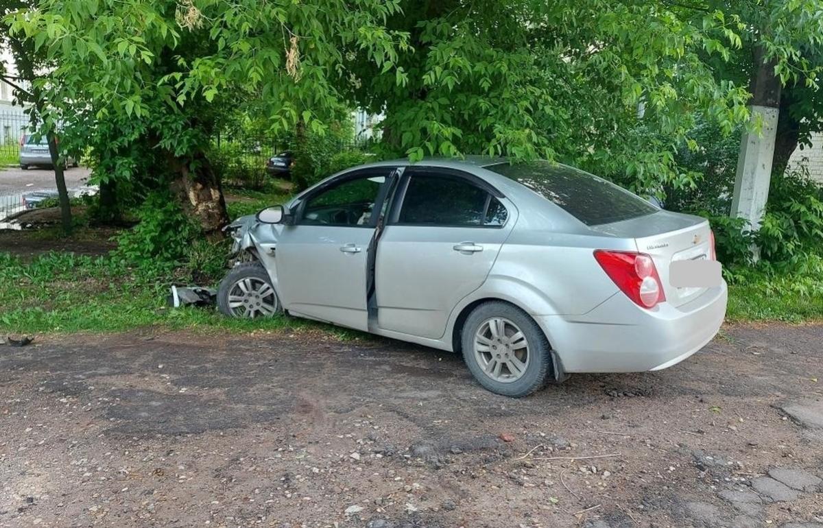 В Твери автомобиль врезался в дерево, пострадал водитель | 21.06.2022 |  Тверь - БезФормата