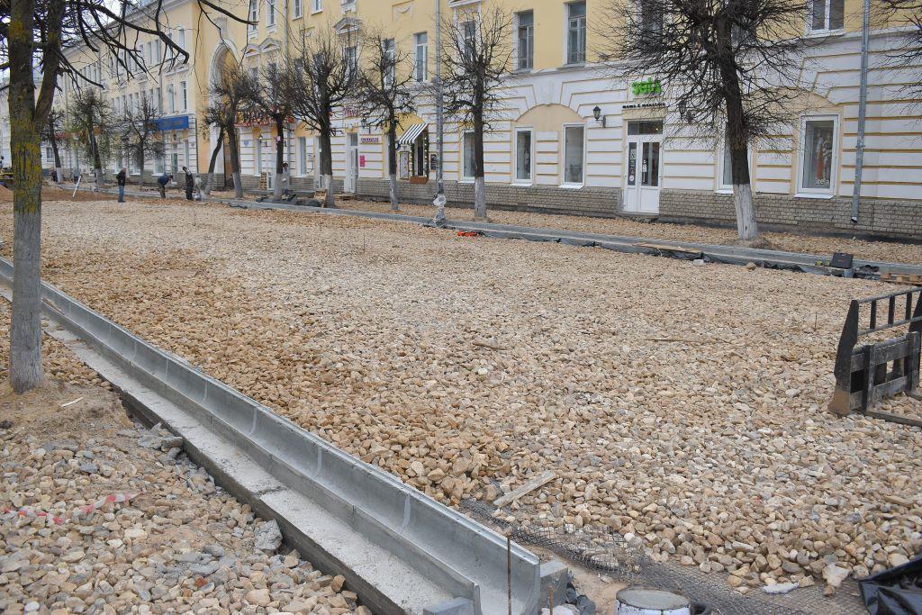 На улице Трехсвятской в Твери уложат гранитную плитку
