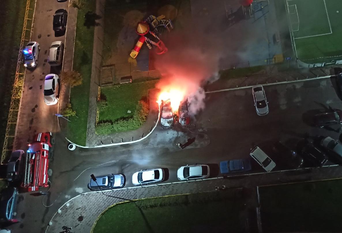 В Твери ночью горели три автомобиля
