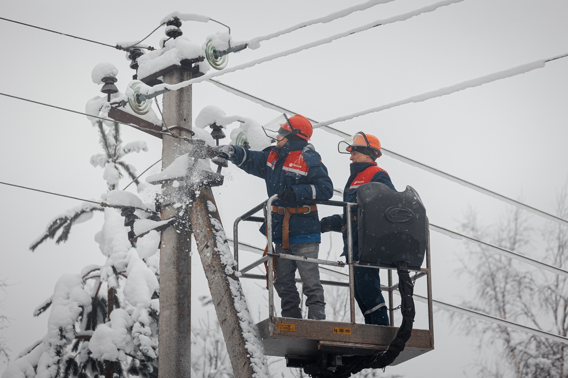 Энергетики Тверской области устраняют последствия ночного снегопада