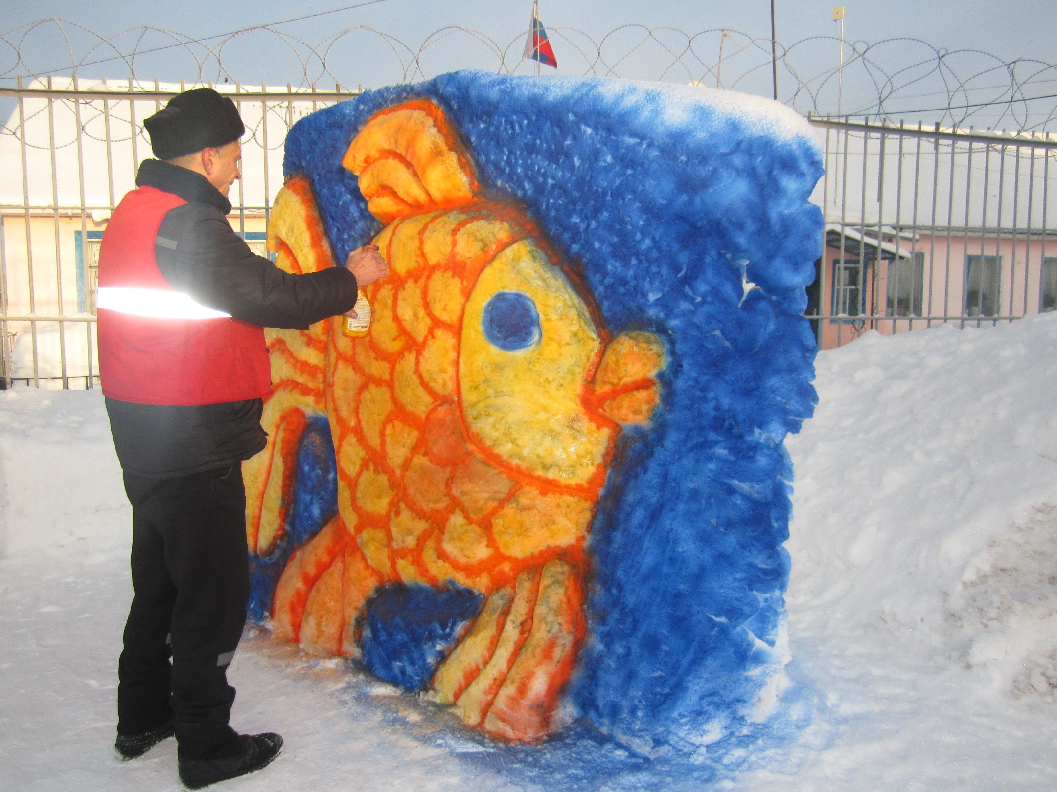 Скульптуры из снега ваяют в Тверской области осужденные