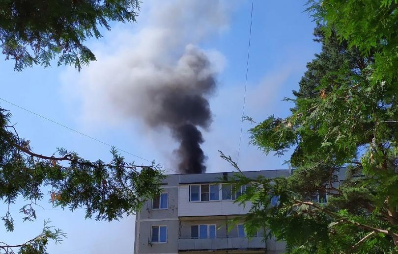 Пожар на крыше жилого дома произошел в Тверской области, есть пострадавший